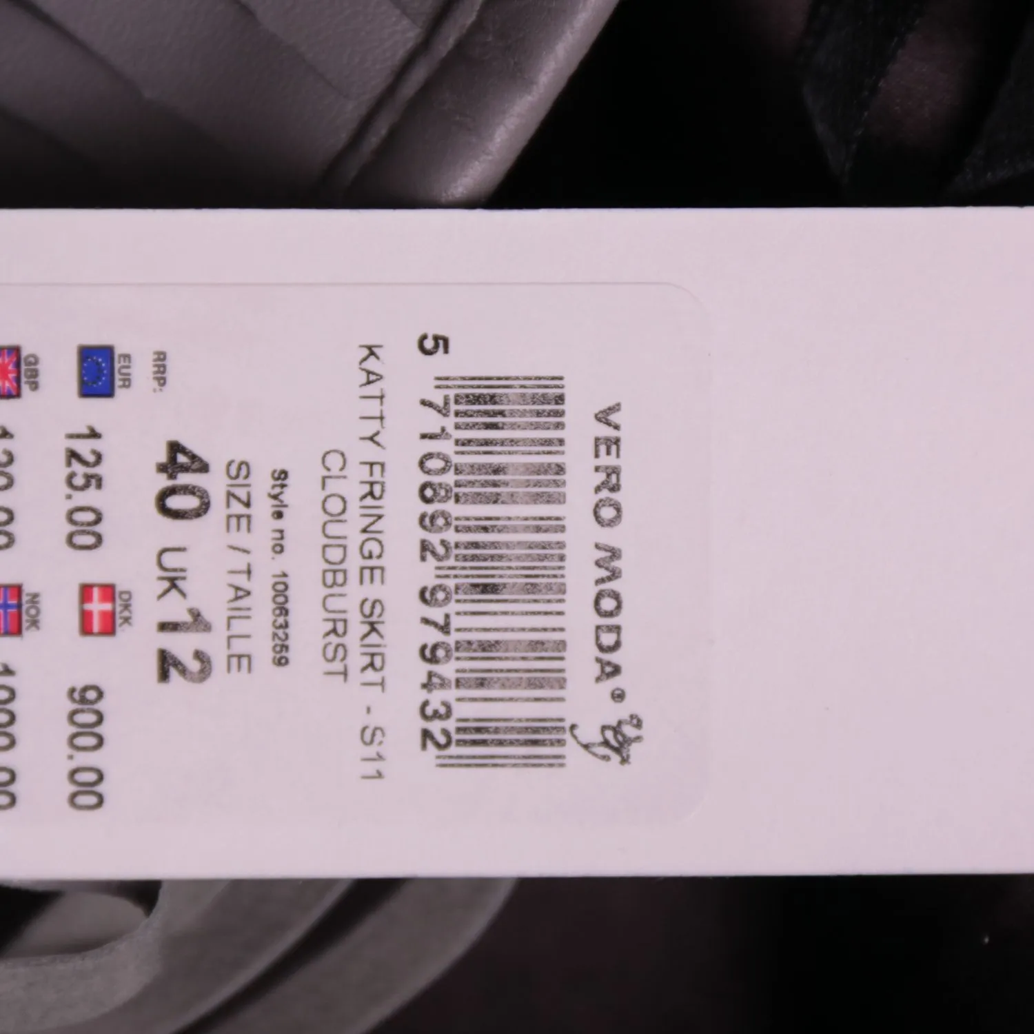 Серая юбка VERO MODA из кожи с бахромой, размер 46 (M)